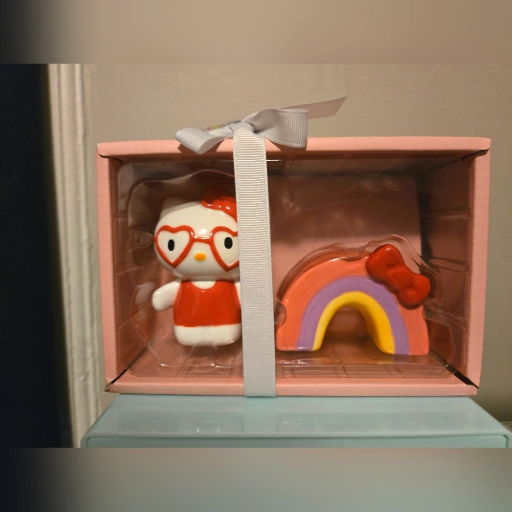 So Sweet ~ Hello Kitty & Rainbow Salt & Pepper shakers! Brand New! ❤️🧡💛💚💙💜